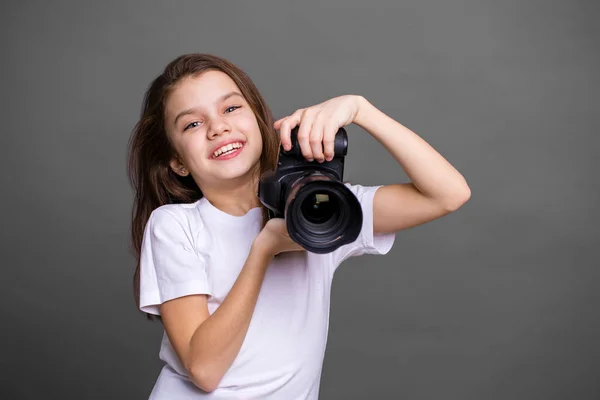 Linda morena niña sosteniendo una cámara de fotos — Foto de Stock