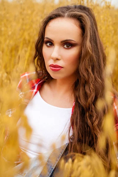 Retrato de una joven morena — Foto de Stock