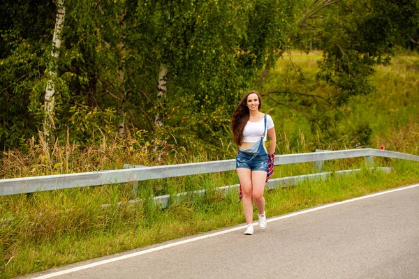 Unga vackra brown haired kvinna i blå jeans — Stockfoto