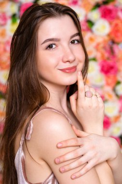 güzel bir genç esmer kadın portresi loseup