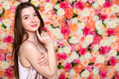 güzel bir genç esmer kadın portresi loseup