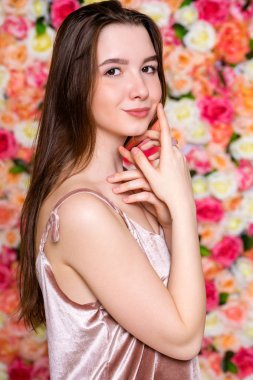 güzel bir genç esmer kadın portresi loseup