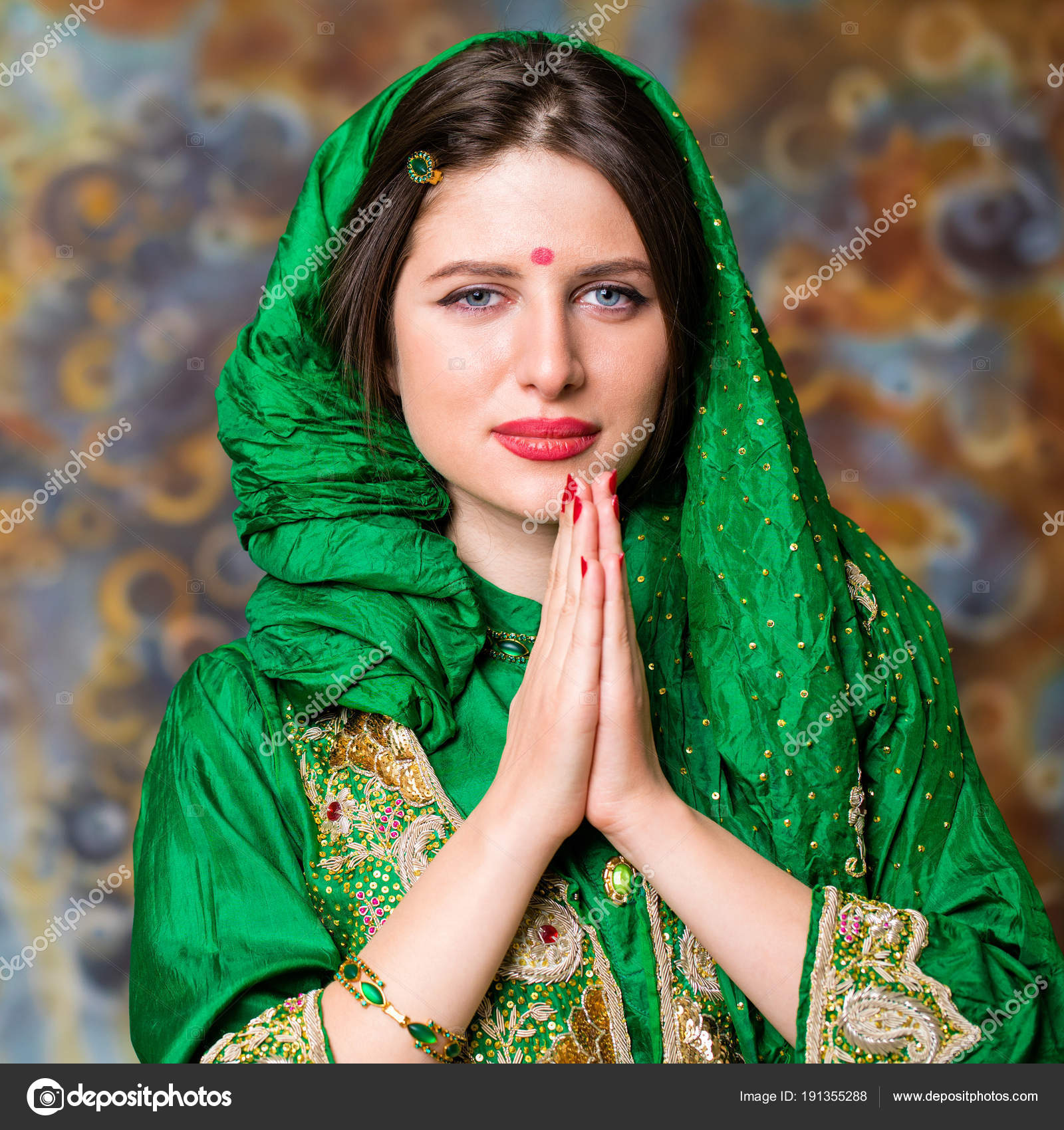 Portrait de femme indienne belle mode avec accessoire