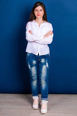 Mutlu güzel esmer kadın