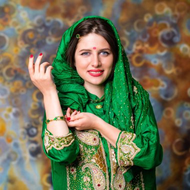 Güzel moda Kızılderili kadın portre ile oryantal Aksesuar