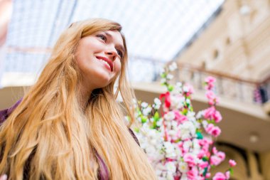 Bahar ruh. Genç güzel sarışın kadın, Kapalı Çarşı