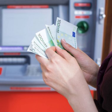 Kadın eli açık banka Atm para çekme