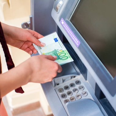 Kadın eli açık banka Atm para çekme
