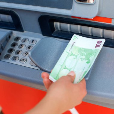 Kadın eli açık banka Atm para çekme