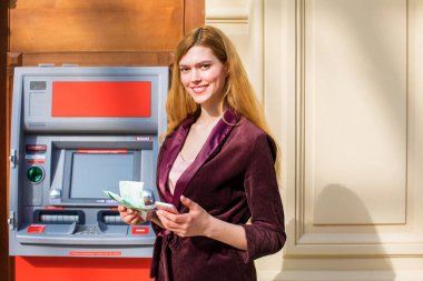 Arka planda alışveriş merkezi Atm üzerinde sarışın kadın