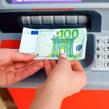 Kadın eli açık banka Atm para çekme
