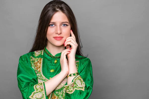 Vackra mode indisk kvinna stående med orientaliska tillbehör — Stockfoto