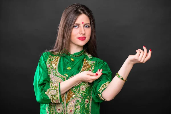 Hermoso retrato de mujer india de moda con accesorio oriental —  Fotos de Stock