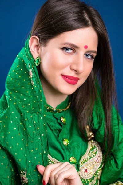 Belle mode portrait de femme indienne avec accessoire oriental — Photo