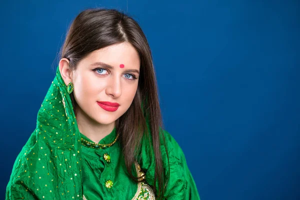 Schöne Mode indisches Frauenporträt mit orientalischem Accessoire — Stockfoto