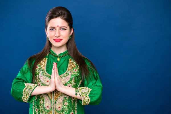 Csodálatos divat indiai nő portré a keleti kiegészítők — Stock Fotó