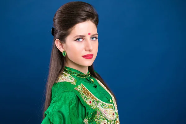 Moda piękny portret indianka z orientalnym pozostale — Zdjęcie stockowe