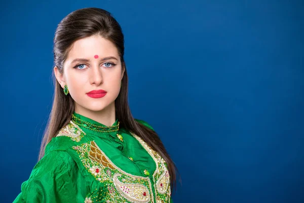 Moda piękny portret indianka z orientalnym pozostale — Zdjęcie stockowe