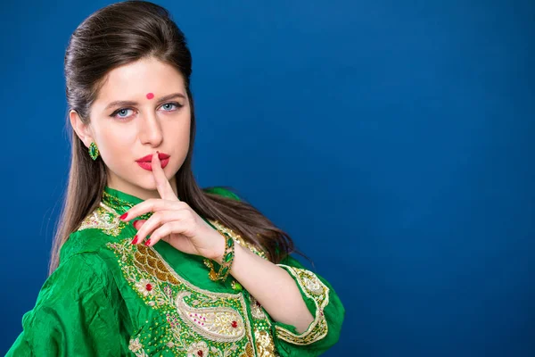 Hermoso retrato de mujer india de moda con accesorio oriental —  Fotos de Stock