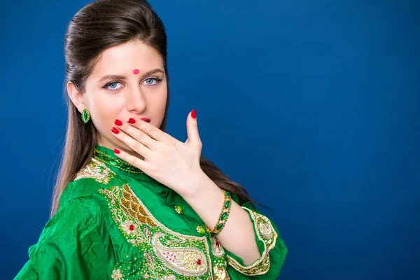 Moda piękny portret indianka z orientalnym pozostale — Zdjęcie stockowe