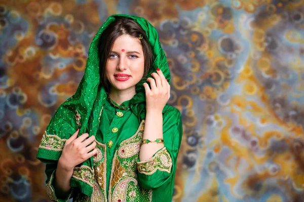 Hermoso retrato de mujer india de moda con accesorio oriental —  Fotos de Stock