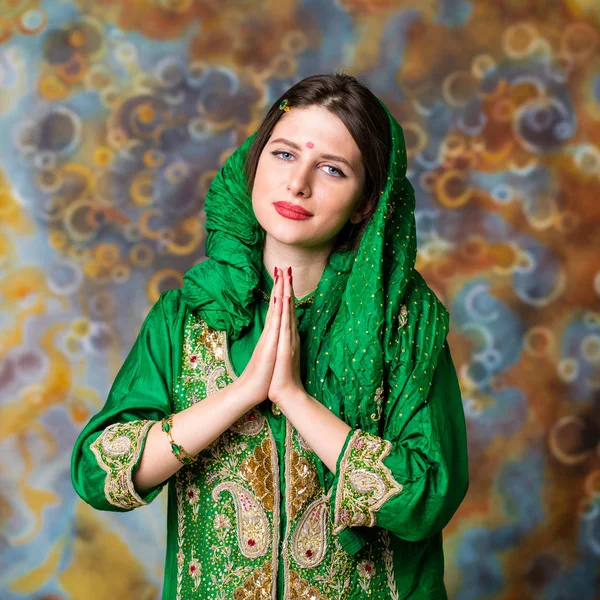 Hermoso retrato de mujer india de moda con accesorio oriental —  Fotos de Stock