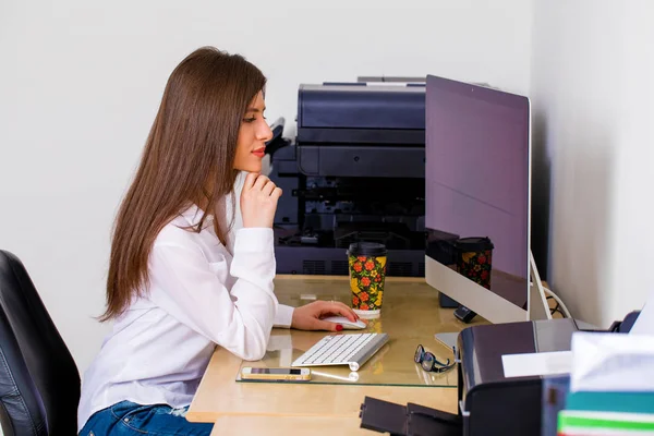 Jonge zakenvrouw — Stockfoto