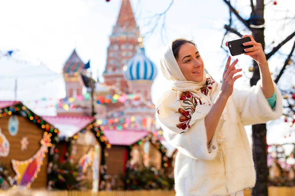 Selfie, giovane bella ragazza fotografata su un cellulare — Foto Stock