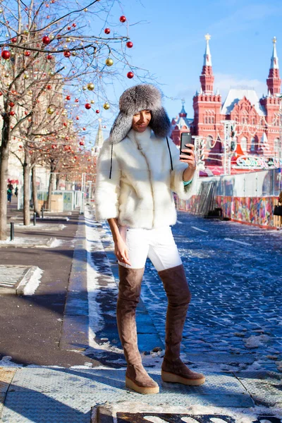 Selfie, giovane bella ragazza fotografata su un cellulare — Foto Stock