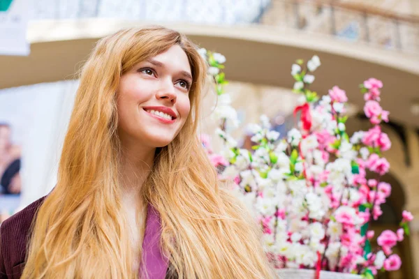 Humor de primavera. Joven hermosa mujer rubia, mercado interior — Foto de Stock