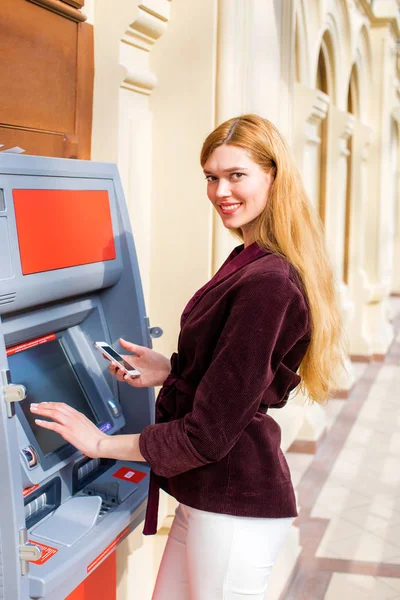 Mujer rubia en el fondo en el centro comercial ATM —  Fotos de Stock