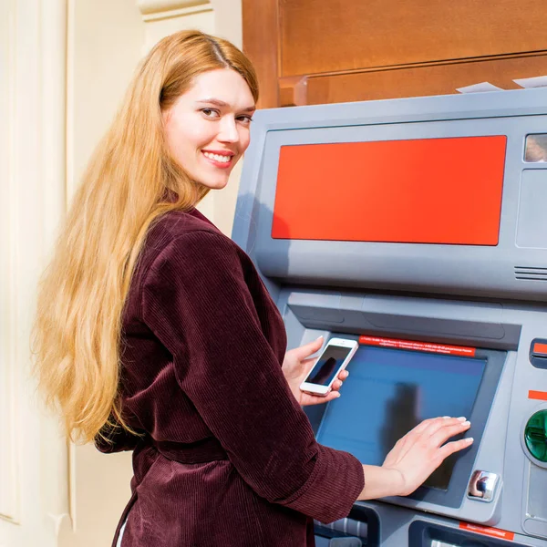 Szőke nő a háttérben bevásárlóközpontban Atm — Stock Fotó