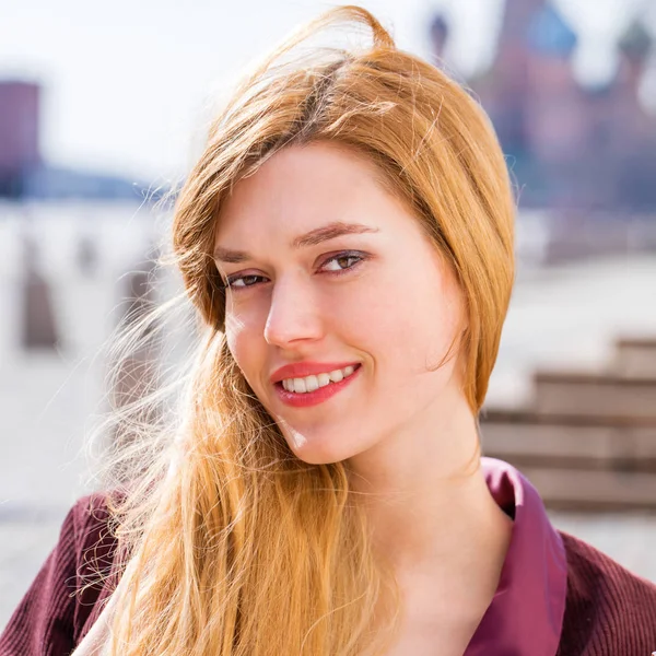 Retrato de cerca de la joven hermosa mujer rubia —  Fotos de Stock
