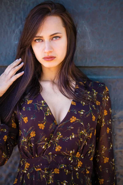 Jonge mooie brunette vrouw in sexy jurk — Stockfoto