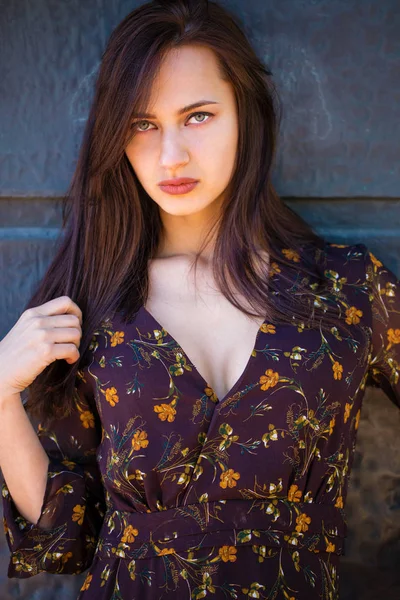 Ung vacker brunett kvinna i sexig klänning — Stockfoto