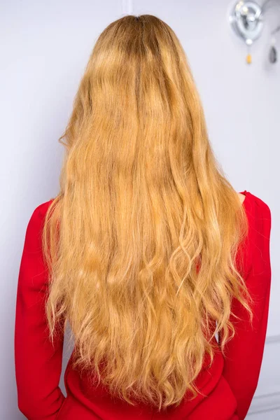 Mujer Long pelo rubio ondulado — Foto de Stock