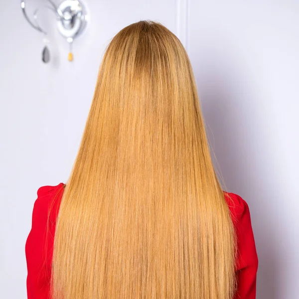 Feminino Longo ondulado cabelo loiro — Fotografia de Stock