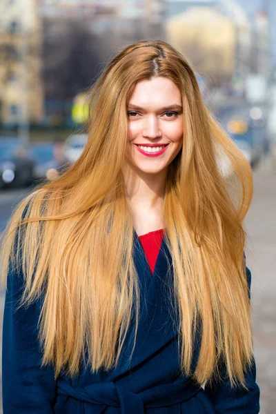 Retrato de una joven mujer hermosa con abrigo azul — Foto de Stock