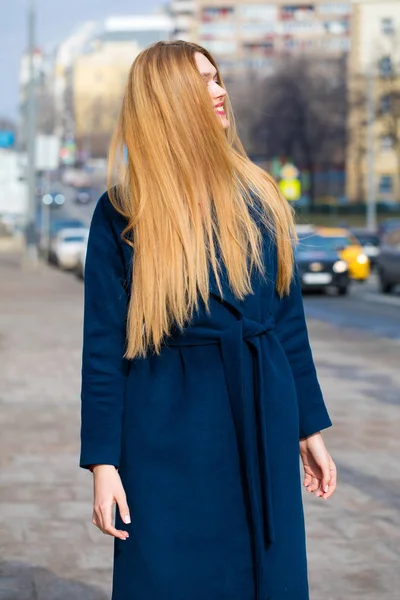 Portrét mladé krásné ženy v modrém kabátě — Stock fotografie