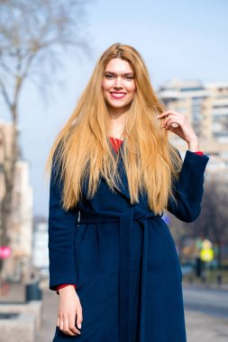 Mavi paltolu güzel bir genç kadın portresi 