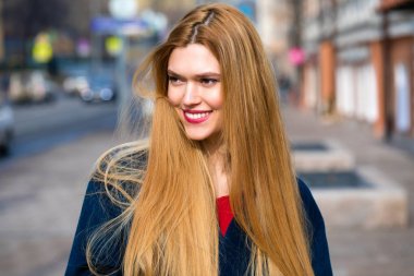 Mavi paltolu güzel bir genç kadın portresi 