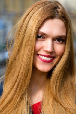 Mavi paltolu güzel bir genç kadın portresi 