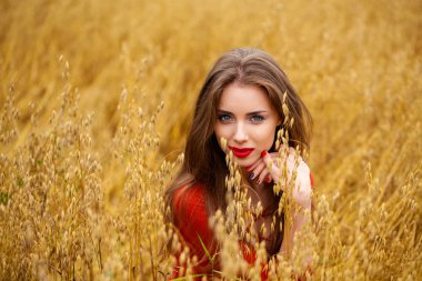 Kırmızı elbiseli bir genç esmer kadın portresi 