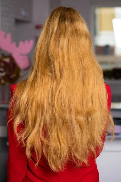 Feminino Longo ondulado cabelo loiro — Fotografia de Stock