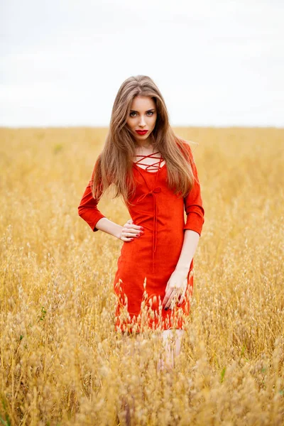 Портрет молодої брюнетки в червоній сукні — стокове фото