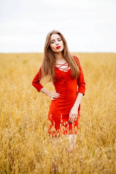 Retrato de uma jovem morena de vestido vermelho — Fotografia de Stock