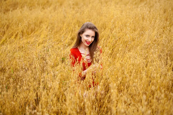 Kırmızı elbiseli bir genç esmer kadın portresi — Stok fotoğraf