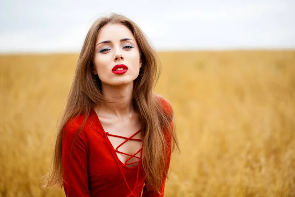 Retrato de uma jovem morena de vestido vermelho — Fotografia de Stock