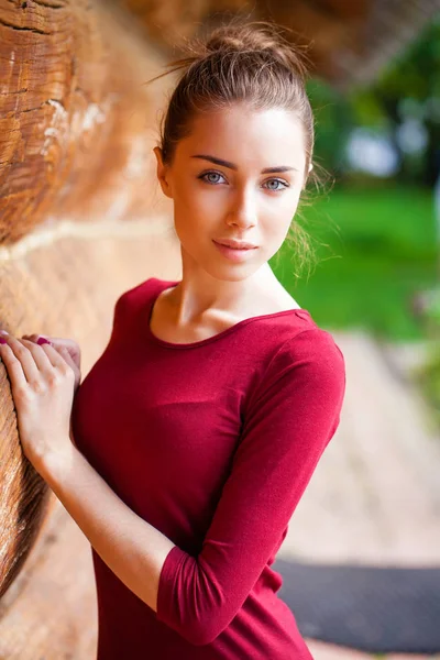 Retrato de bela jovem mulher feliz — Fotografia de Stock