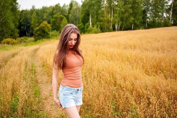 Jeune belle femme dans un champ, été en plein air — Photo